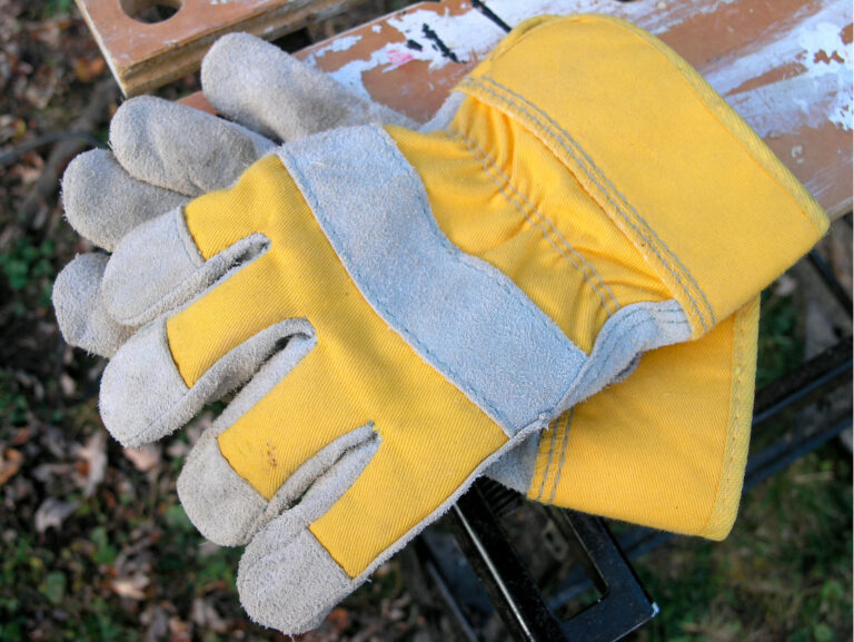 Handschuhe für die Minimierung vom Verletzungsrisiko im Forst